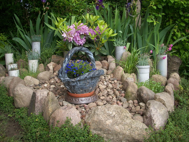 Kompozycja z niebieskim koszem.