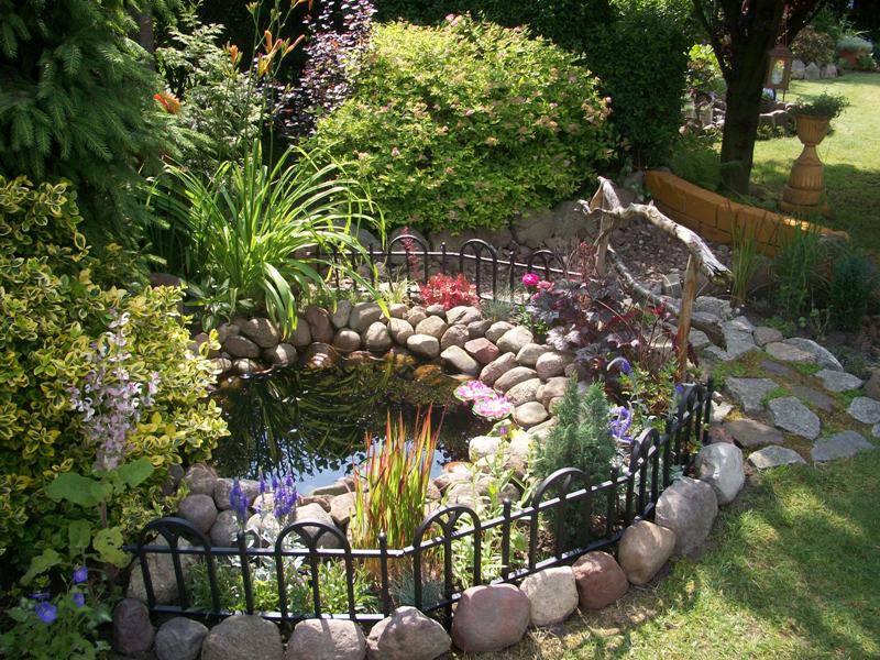 Kwiaty rosnące wokół oczka mają wszystkie kolory tęczy, a niektóre z nich wyróżniają się nawet kolorowymi liśćmi. Całość z pewnością przyciąga uwagę ;)