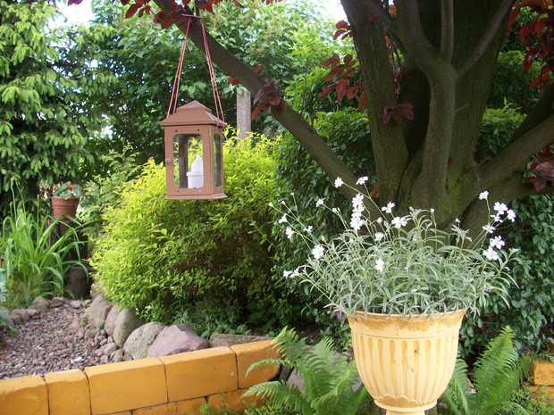 Lampka pozwala podziwiać ogród także po zmroku.