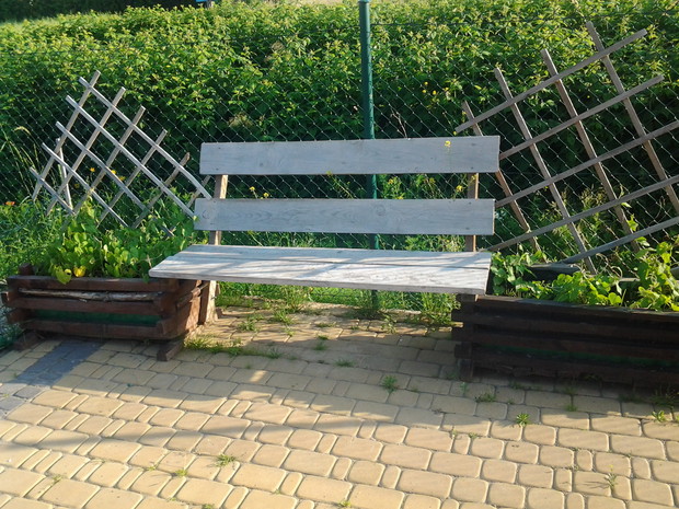 ŁAWECZKA  PRZED DOMEM.W DONICACH POSADZONE SĄ PNĄCE KWIATY.(ŁAWECZKĘ I DONICE WYKONAŁAM SAMA)