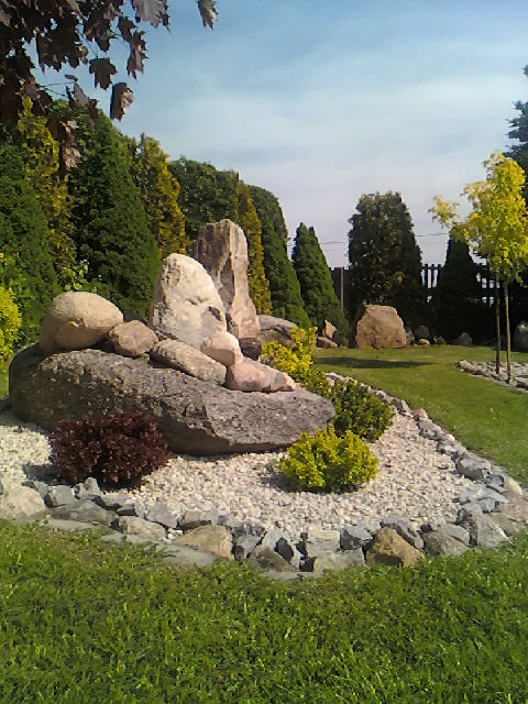 Mały skalniak z krzewami .