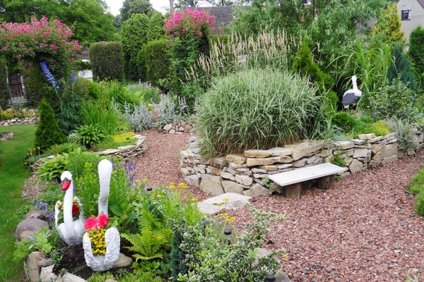 Na zdjęciu centrum ogródu, w którym mozna usiąść na własnej wykonanej ławeczce.