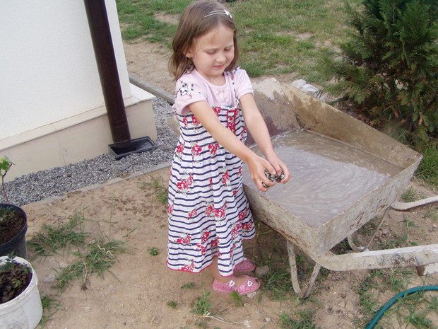 Nasza córka pomagająca płukać żwir.