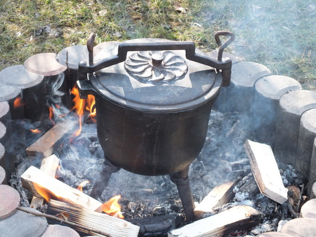 Nie tylko lato to czas biesiadowania, na jesieni chętnie spędzamy czas przy ognisku, piekąc kiełbaski lub prażonki z kociołka.