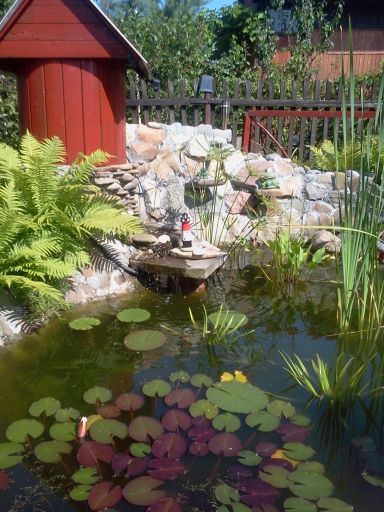 Oczko wodne z kaskadą zrobioną z kamieni .