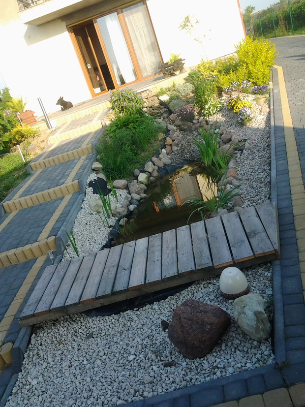 OCZKO WODNE Z KŁADKĄ I SKALNIAK