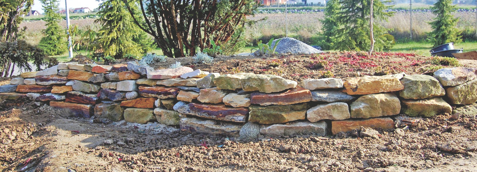 Piaskowiec można wzbogacić niewielką ilością innych kamieni. Dobierajmy je jednak rozsądnie, bo zbyt wielka ilość wprowadzi chaos.