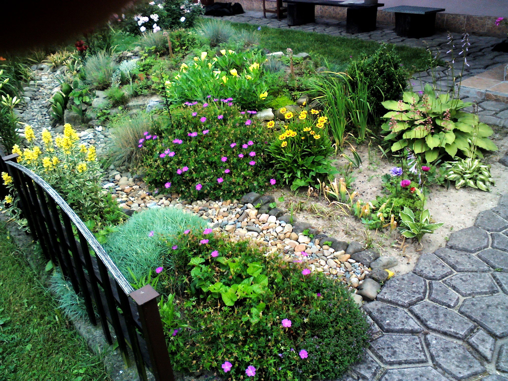 rabata z rzeczką z kamyków