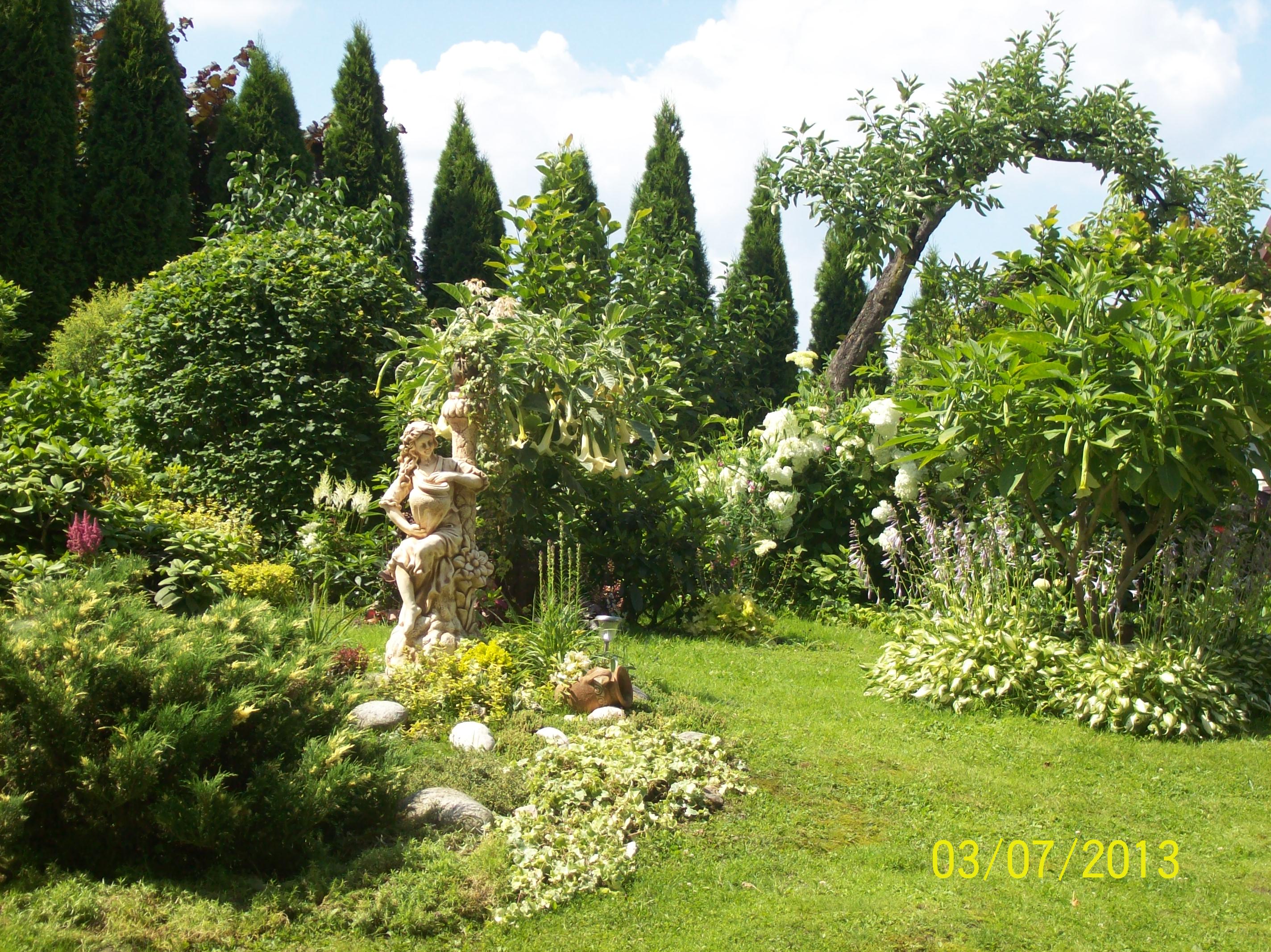 Romantyczne miejsce - kobieta z dzbanem z przeznaczeniem na fontannę 