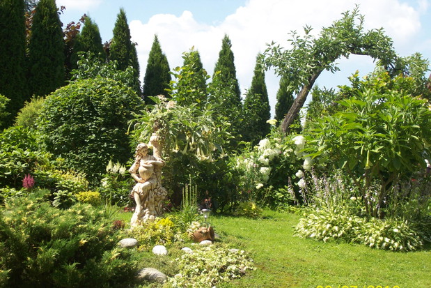 Romantyczne miejsce - kobieta z dzbanem z przeznaczeniem na fontannę