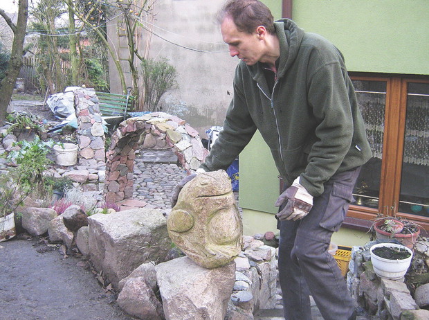 Rzeźbę solidnie mocuję, wykorzystując do tego celu metalowe pręty.