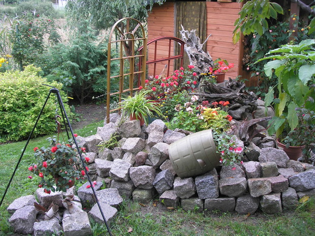 Sterta z kostki granitowej jest doskonałym miejscem do ekspozycji roślin doniczkowych. Daje też schronienie jaszczurkom.