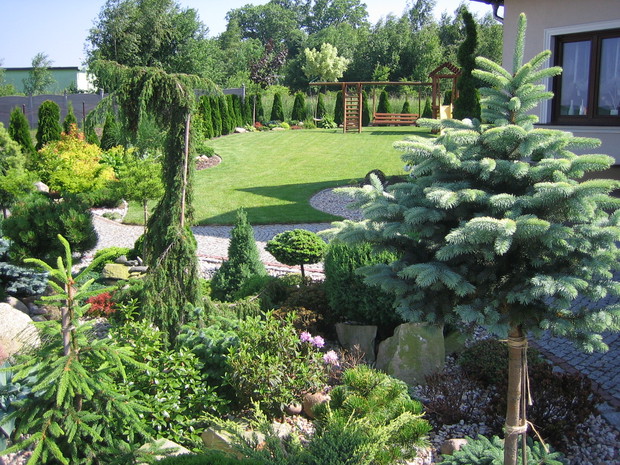 W oddali kącik zabaw dla dzieci