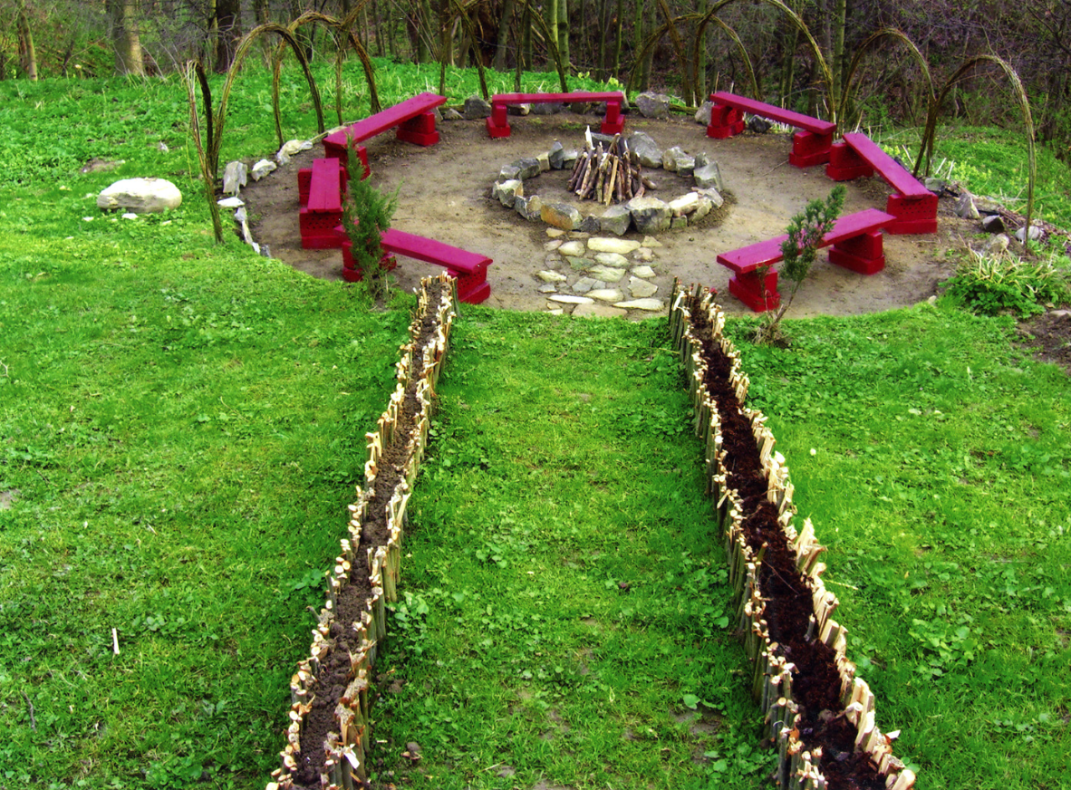 Warto pamiętać, że świeża wiklina wbita w ziemię może wypuścić korzenie i stworzyć… wyjątkowy żywopłot.