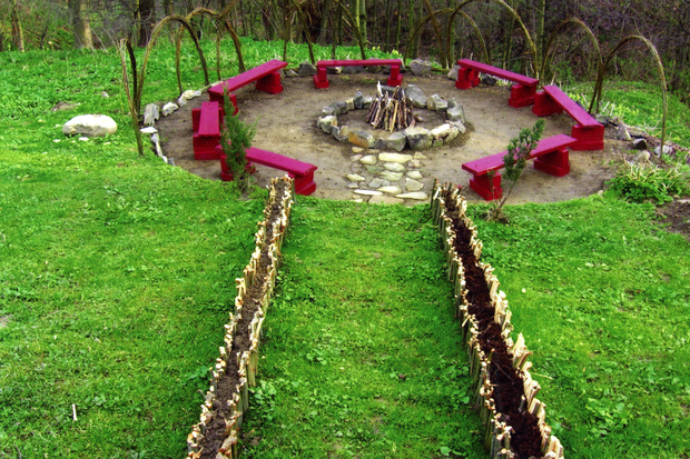 Warto pamiętać, że świeża wiklina wbita w ziemię może wypuścić korzenie i stworzyć… wyjątkowy żywopłot.