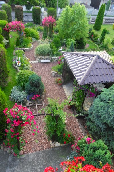 Widok na ogród z balkonu.