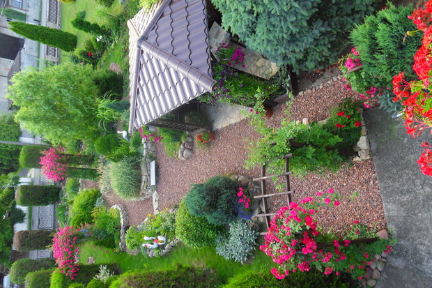 Widok na ogród z balkonu .