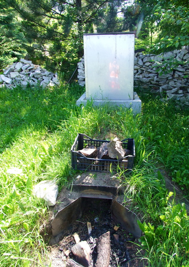 Wykonana przeze mnie wędzarnia  znajdująca się w części rekreacyjnej działki, zapewnia nam smaczną wędzoną rybkę, szynki oraz kiełbaskę.