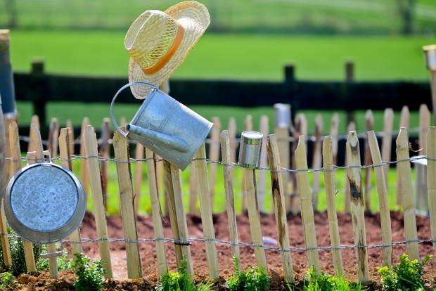 Cechą aranżacji w stylu wiejskim jest podział ogrodu na kilka części