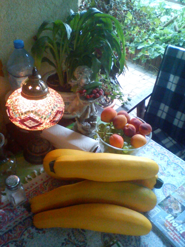 cukinie z własnego "pola" na chwil kilka przed miąchowym nadzianiem