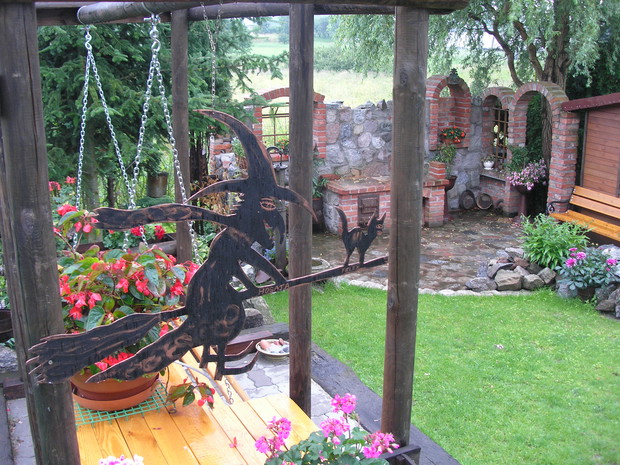 Czarownica na miotle - nie zamierza odlecieć z naszego ogrodu