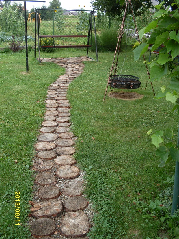Do ogrodu prowadzi ścieżka z pnia wyciętej sosny