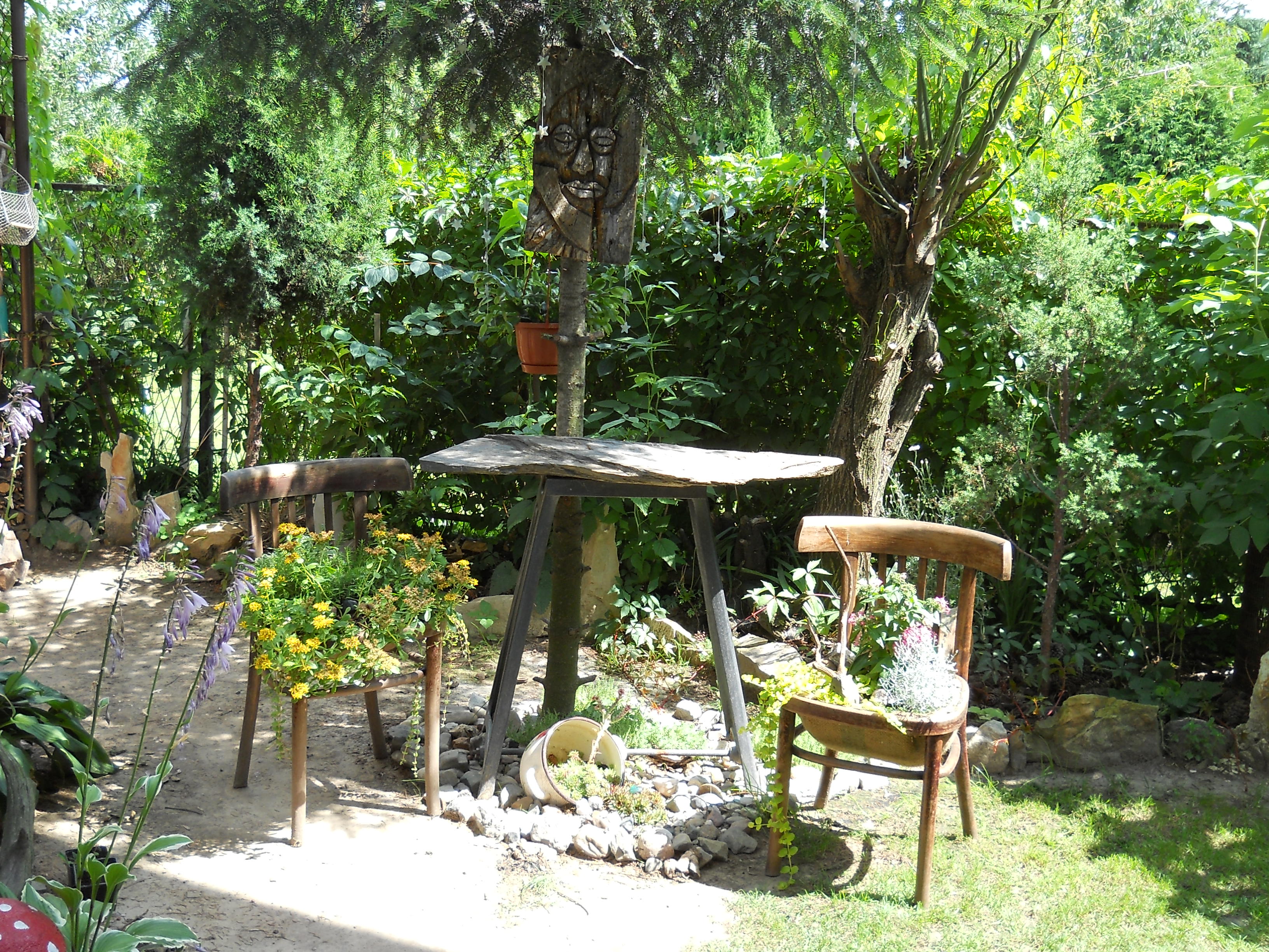 Kamienny stół z "miękkimi" krzesłami