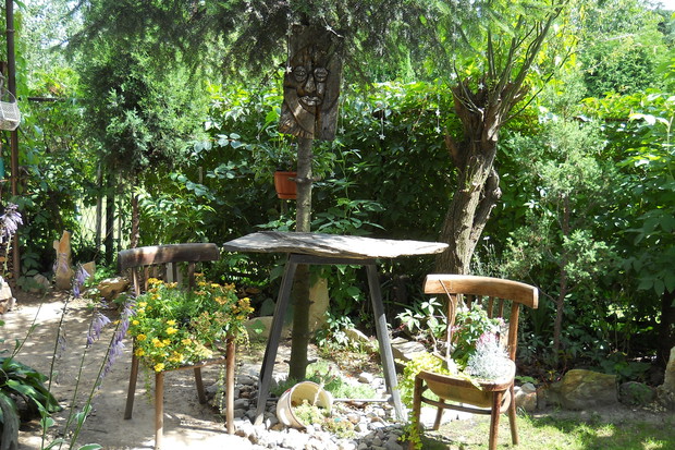 Kamienny stół z "miękkimi" krzesłami