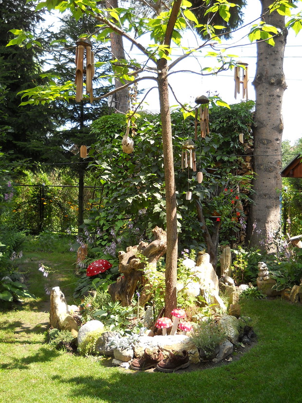 Katalpa z wietrznymi dzwonkami