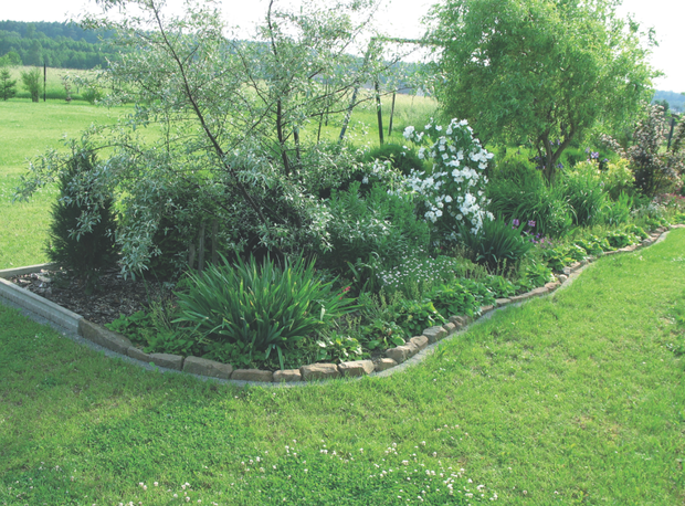 Kostkę brukową najlepiej dobrać w tonacji kolorystycznej co głazy wykorzystane do ułożenia naturalnych obrzeży. My postawiliśmy na szarości