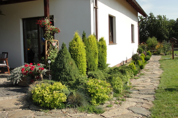 Mini skarpa przy tarasie, powstała jako pierwsza w ogrodzie. Tworzą ją świerki conica, jałowce, tawułki i kostrzewa. Jest dekoracyjna przez cały rok.