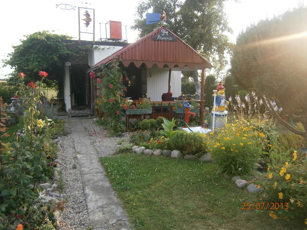 Na dachu altanki mój mąż zamontował własnej roboty "solar" słoneczny, który nagrzewa wodę do kąpieli. Dzięki temu nie ma już żadnych przeszkód żebyśmy nocowali latem na działce. 