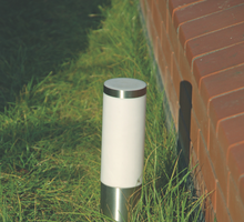 Nawet jedna lampka doda uroczego klimatu w ogrodzie