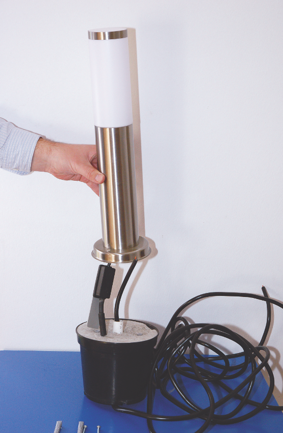 Potrzebne będą: lampka, zaprawa cementowa, przewody, plastikowa doniczka