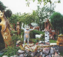 W moim zoo panuje porządek. Zwierzaki grupkami czają się pomiędzy iglakami i krzewami. Na skalniaku baraszkują 3 małpy