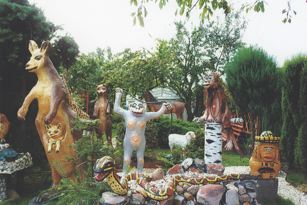 W moim zoo panuje porządek. Zwierzaki grupkami czają się pomiędzy iglakami i krzewami. Na skalniaku baraszkują 3 małpy