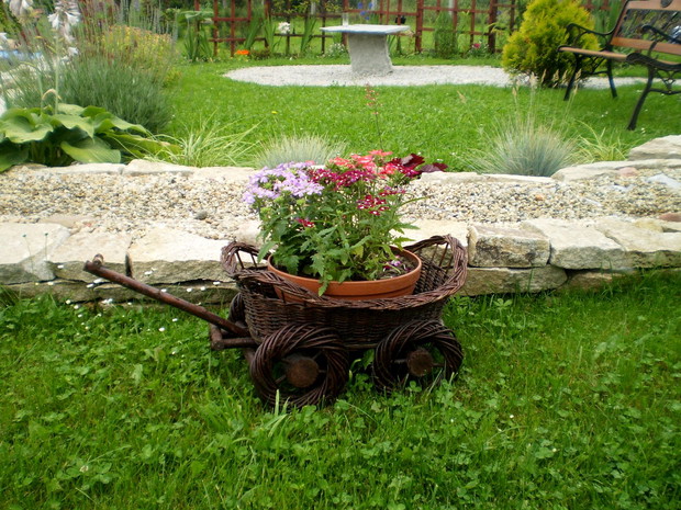 Wózeczek na kwiaty sezonowe przy strumyczku