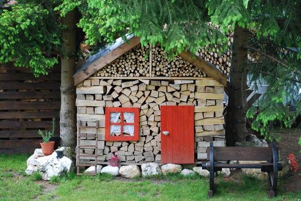 Za­da­szo­ne schro­nie­nie, ale nie dla lu­dzi, lecz dla grubych polan drew­na na ogni­sko i do ko­min­ka