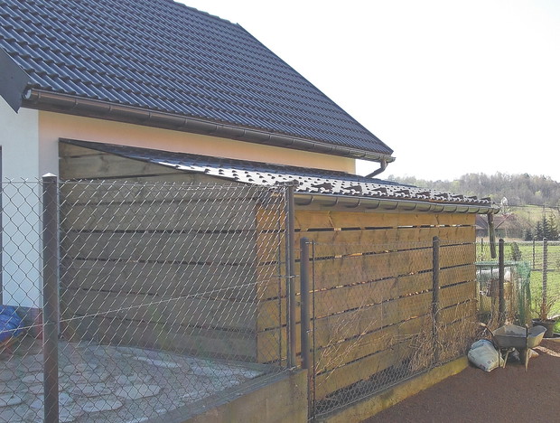 Aby uzyskać kolisty kształt, kostkę kładziemy od środka, formując kolejne okręgi. Cały czas powinniśmy pilnować, aby powierzchnia była równa.