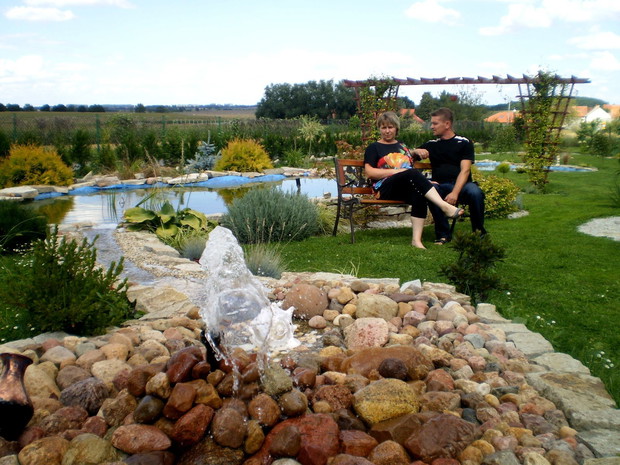 Ach ten szum wody, rodzice uwielbiają nasze oczka wodne.