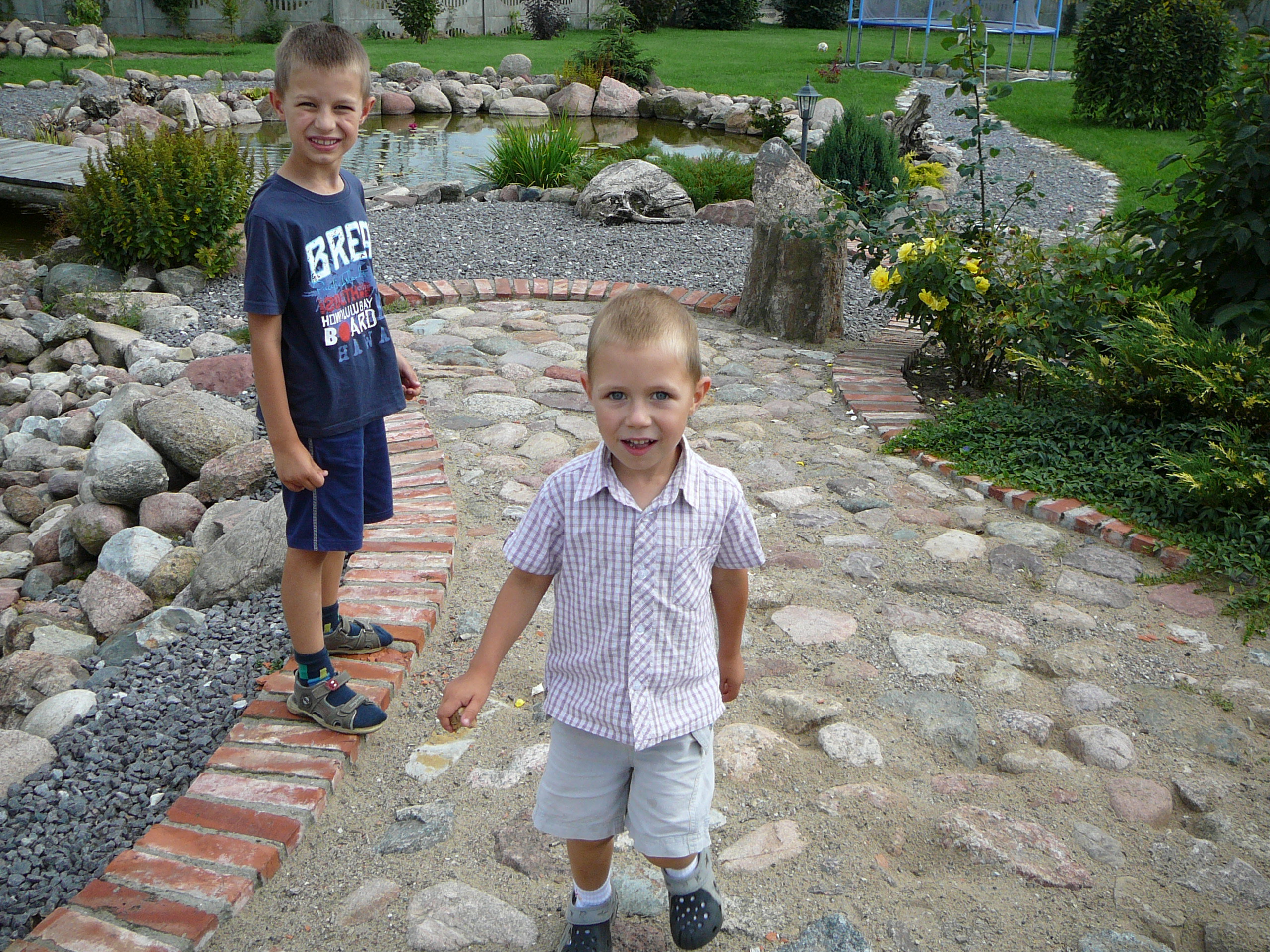 chłopcy nad stawem, uwielbiają karmić rybki :-)