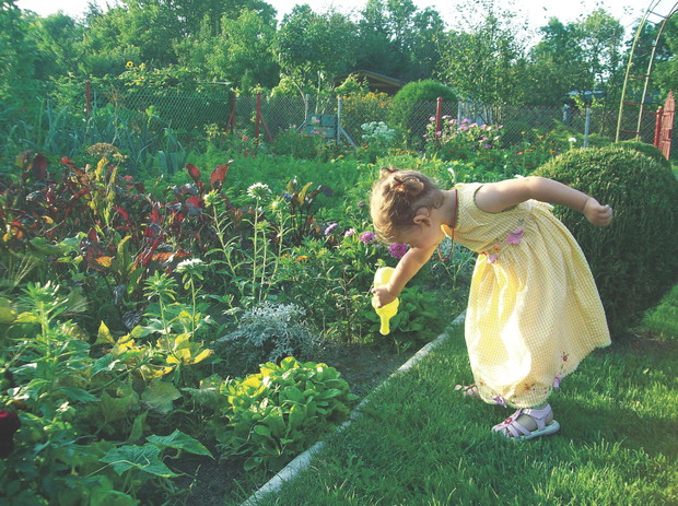 Córeczka Mirony Semeradt chętnie pomaga w ogrodzie.