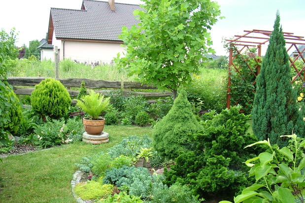 Front ogrodu, lewa strona patrząc od wejścia