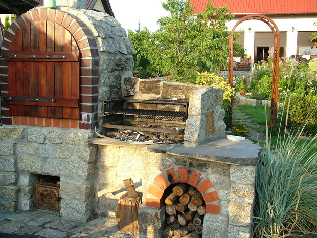 Grill z wędzarnią, na tyłach, którego powstaje właśnie oczko wodne