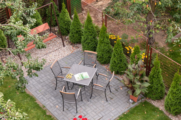 Kącik czytelniczy widziany z lotu ptaka.