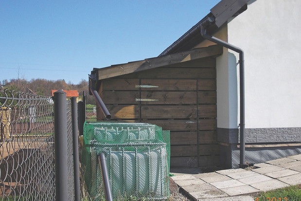 Koszt całkowity zakupu nowych rzeczy to ok. 1300 zł. Były to m.in. brakujące deski, rynny, beton, impregnat oraz liczne śruby i wkręty.