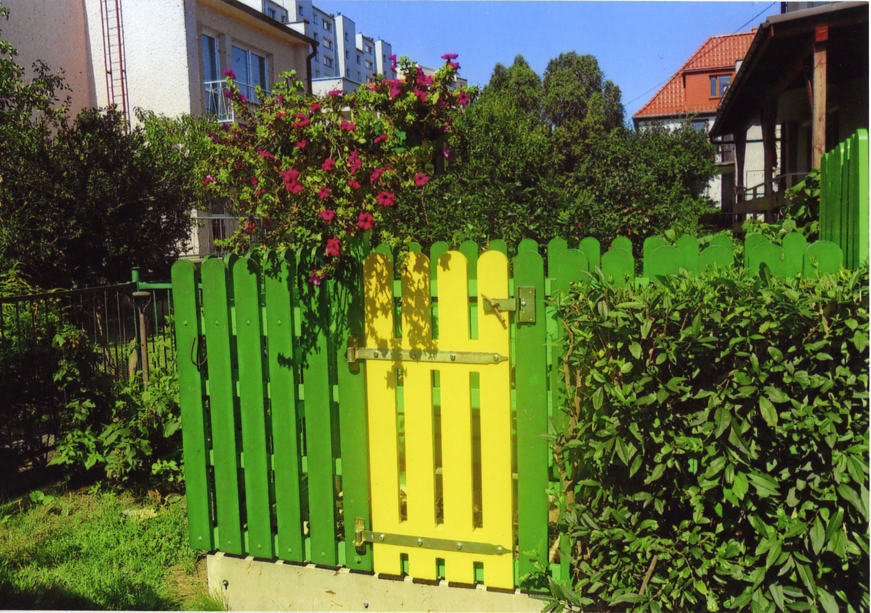 Mało kto się domyśla, że za kolorowymi sztachetami i żywopłotem kryje się górka odpadów.