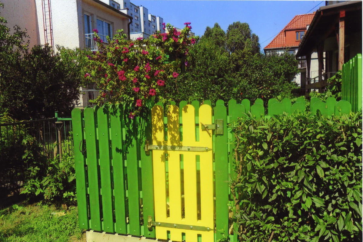 Mało kto się domyśla, że za kolorowymi sztachetami i żywopłotem kryje się górka odpadów.