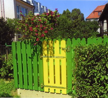 Mało kto się domyśla, że za kolorowymi sztachetami i żywopłotem kryje się górka odpadów.