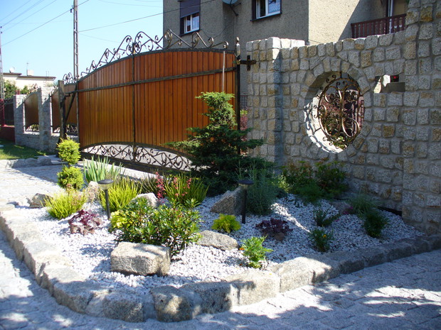 Mały wrzosowy zakątek. Obecnie koloru na rabacie dodają przepiękne żurawki.